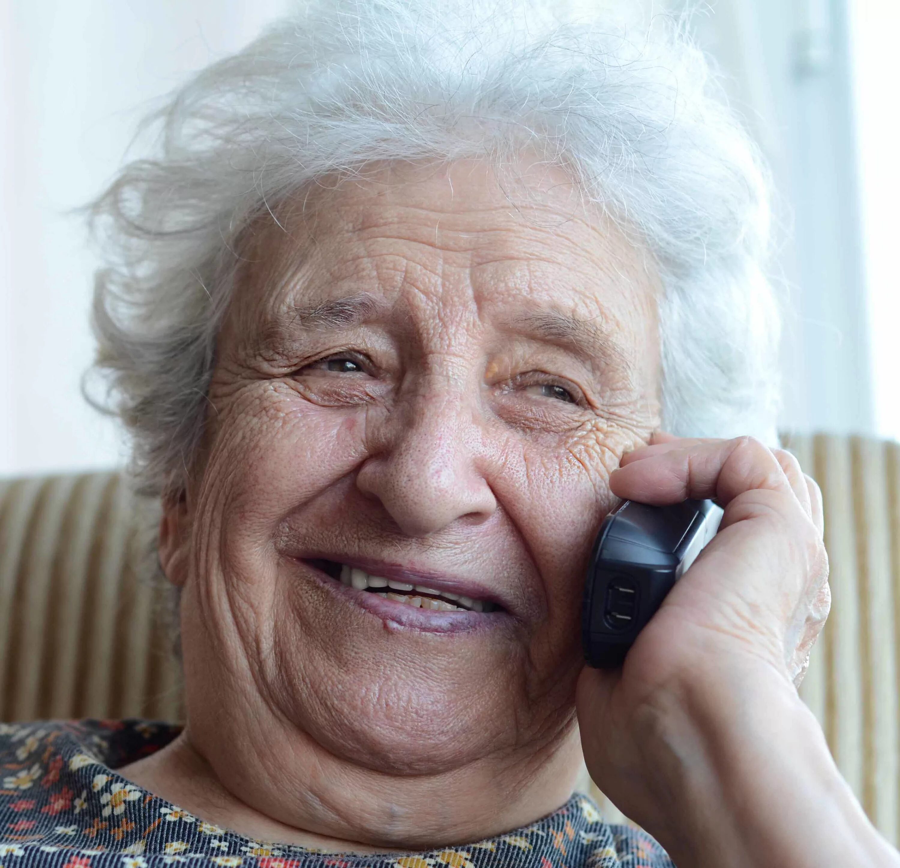 Бабушка с мобильником. Телефон для пожилых людей. Старуха с телефоном. Бабуля с телефоном. Бабушка что будет делать