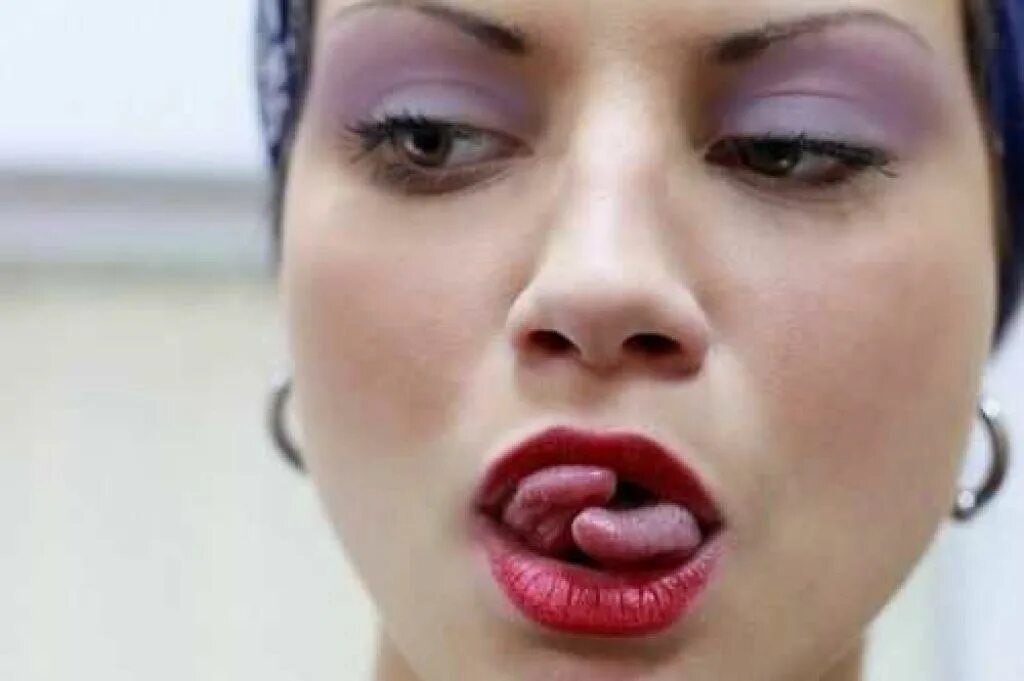 Красивые девушки с проколотым языком. Девушка с двойным языком. Красивый пирсинг языка у девушек. Девушка с двойным языком. Девушка с двойным языком.