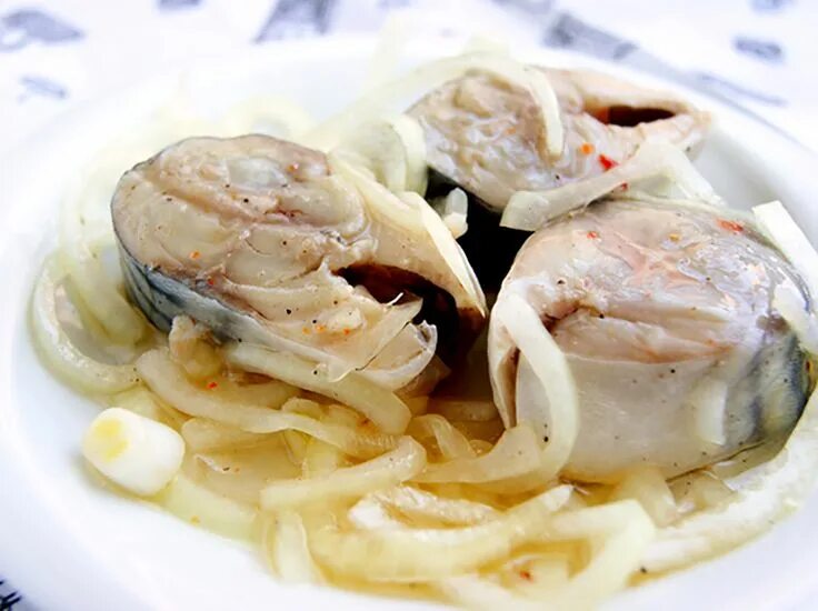 Маринад для скумбрии. Улитка из скумбрии. Скумбрия в пряном маринаде. Скумбрия кусочки. Скумбрия соленая в банке.