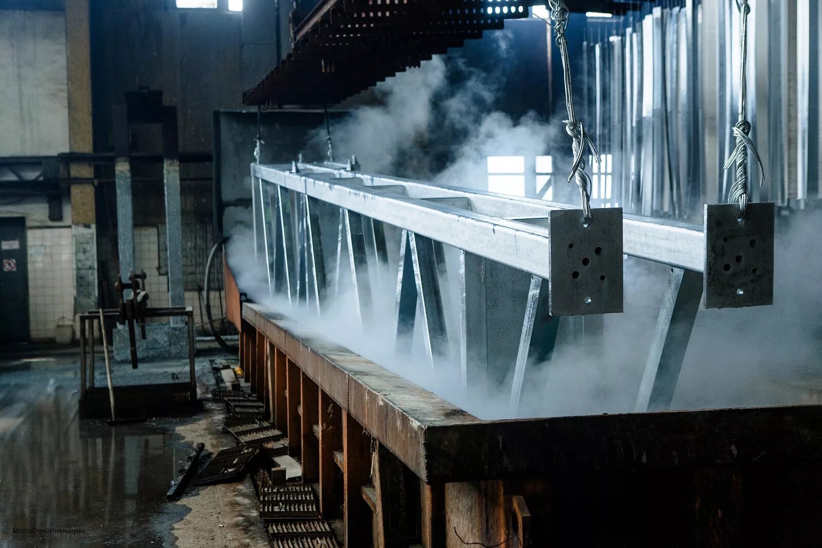 Метод горячего цинкования. Агрисовгаз горячее цинкование. ванна цинкования 14 метров. горячее цинкование металлоконструкций. линия горячего цинкования.