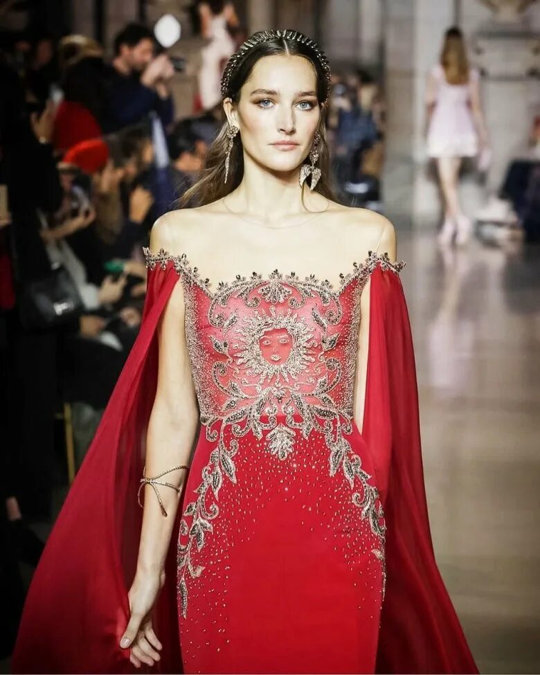 Джордж хобейка. Жорж Хобейка 2022. Georges Hobeika Haute Couture Spring Summer 2018 show. Дизайнер Georges Hobeika детали. Хобейка платья.