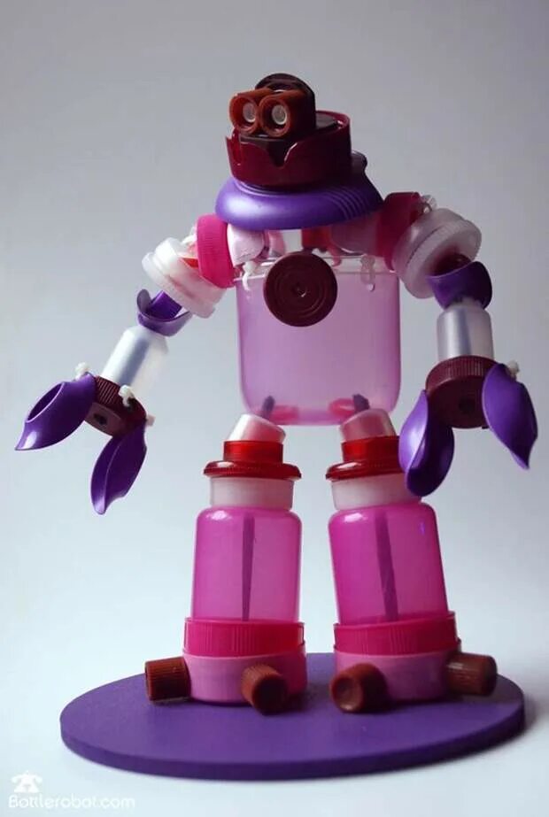Робот из бутылок и крышек. Робот из пластиковых бутылок. Робот из крышек. Робот из пластика. Поделка робот из крышек.