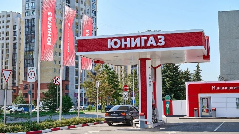 Лукойл на ленина. Азс юнигаз. Заправка юнигаз в омске. Гашека 16/1 омск. Юнигаз.