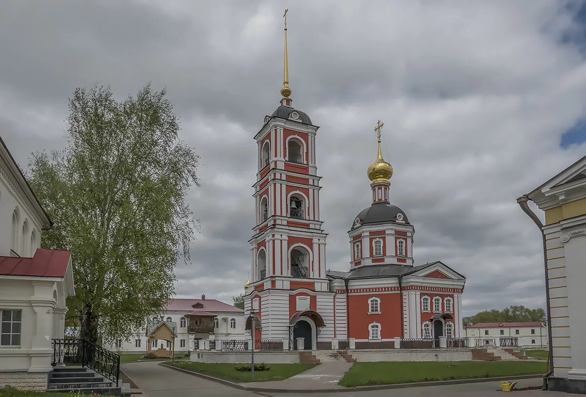 Варни це. Введенская Церковь Варницкий монастырь. Троице-Сергиев Варницкий Введенская Церковь. Троице-Сергиев Варницкий монастырь, поселок Варницы. Троице-Сергиев Варницкий монастырь храм Воскресения Словущего.