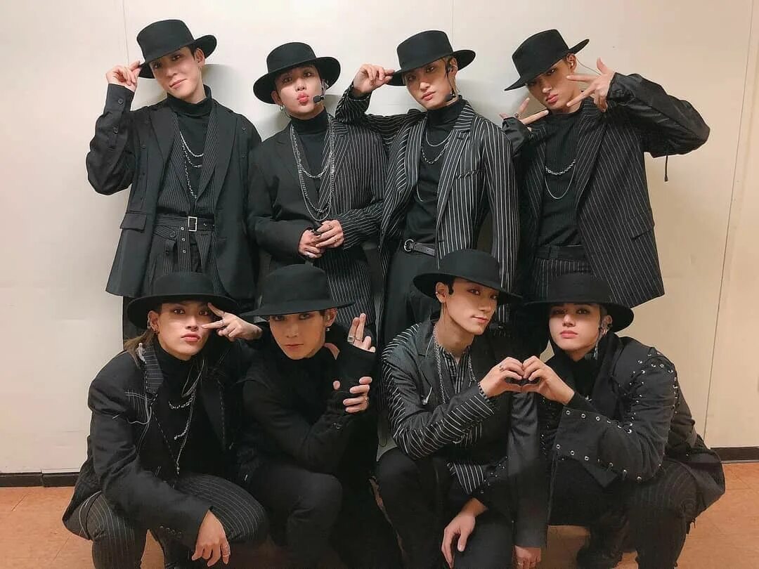 We able. To1 группа. Участники группы ATEEZ С черными волосами. Стрикитс. Группа ATEEZ черные волосы.