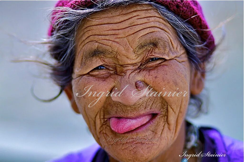 Мордочка сморщенная старушечья а глазки живые блестящие. Старая бабуля без зубов.