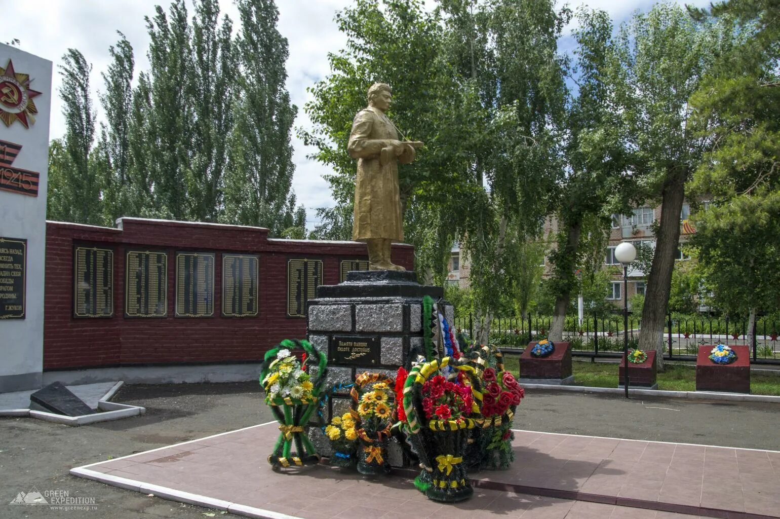 Поселок октябрьский оренбургская область. Аллея славы село Октябрьское Оренбургской. Октябрьский район село Октябрьское. С Октябрьское Октябрьского района Оренбургской области. Село Октябрьское Оренбургская область Октябрьский.