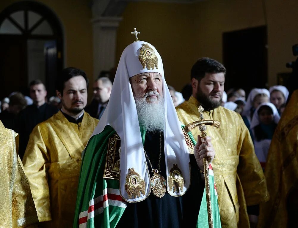 Предстоятель русской православной. Патриарх в Саратове. Священник в православном храме освящает.