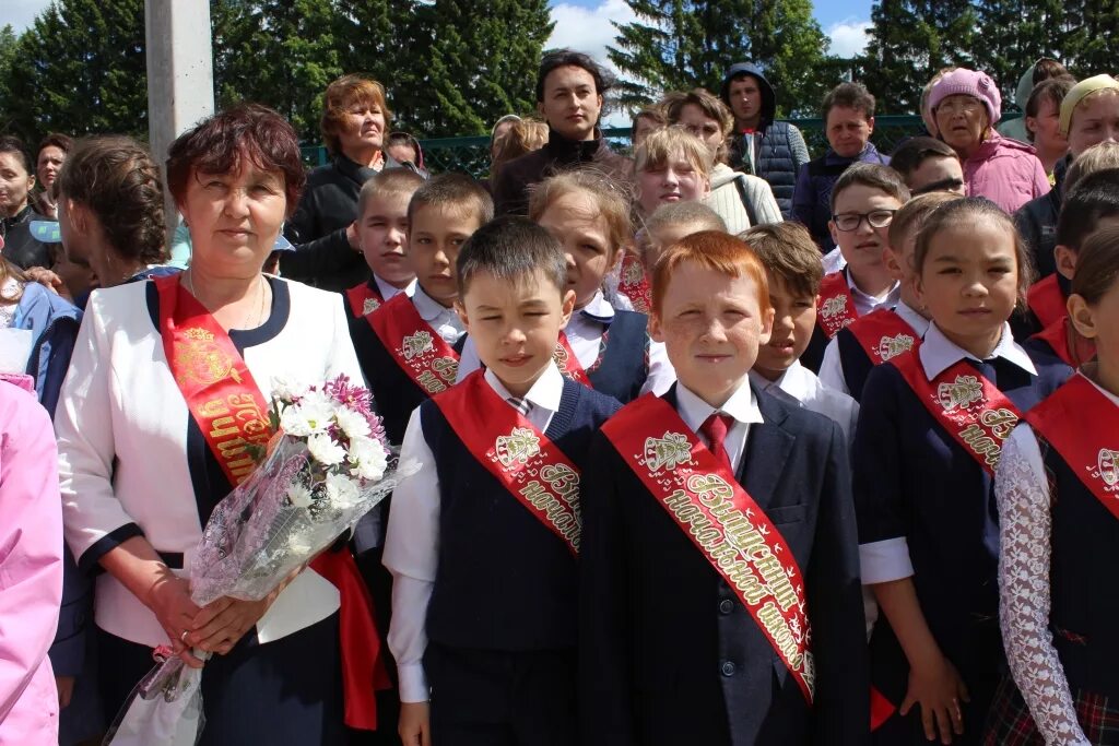 Красные четаи школа. Красные четаи школа. Красночетайский район школа. Чувашия красные четаи школа. Выпускной 2011 год красночетайского района.