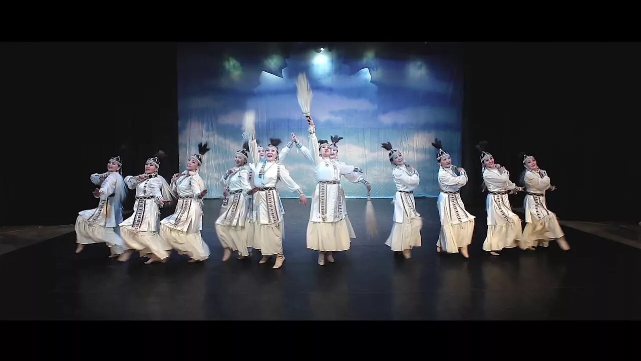 Якутские танцы видео. Якутские танцы видео. Якутский народный танец. Приветственный танец якутский. Добун барабанщики саха.