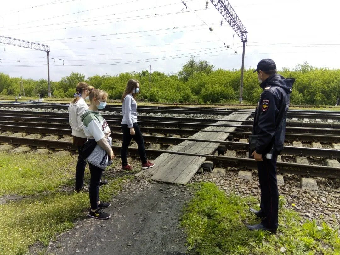 Подростки на железной дороге. Железная дорога для детей. Дети на железных путях. Безопасность движения на ЖД.
