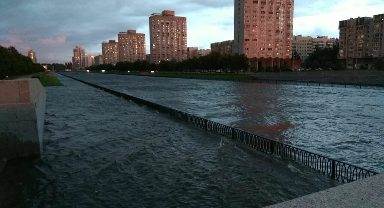 Санкт петербург уйдет под воду. Наводнение в питере на набережной реки смоленки. смоленка санкт-петербург затопило. река нева наводнение. наводнение в санкт-петербурге 1999.