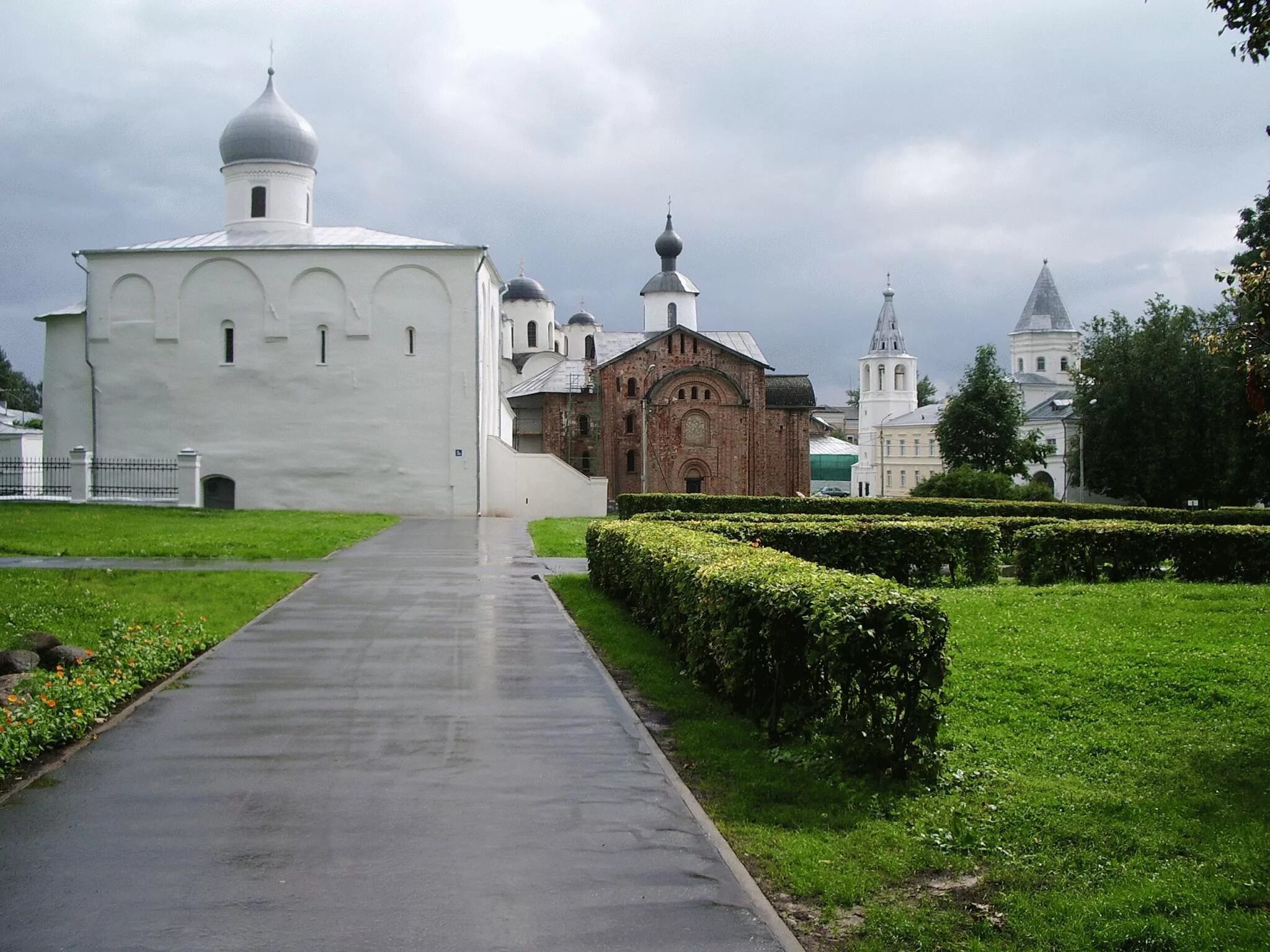 Сколько живет в новгороде. Великий Новгород церкви Ярославова Дворища. Великий Новгород Ярославово Дворище достопримечательности. Ярославово Дворище в Великом Новгороде. Ярославово Дворище Великий Новгород сверху.