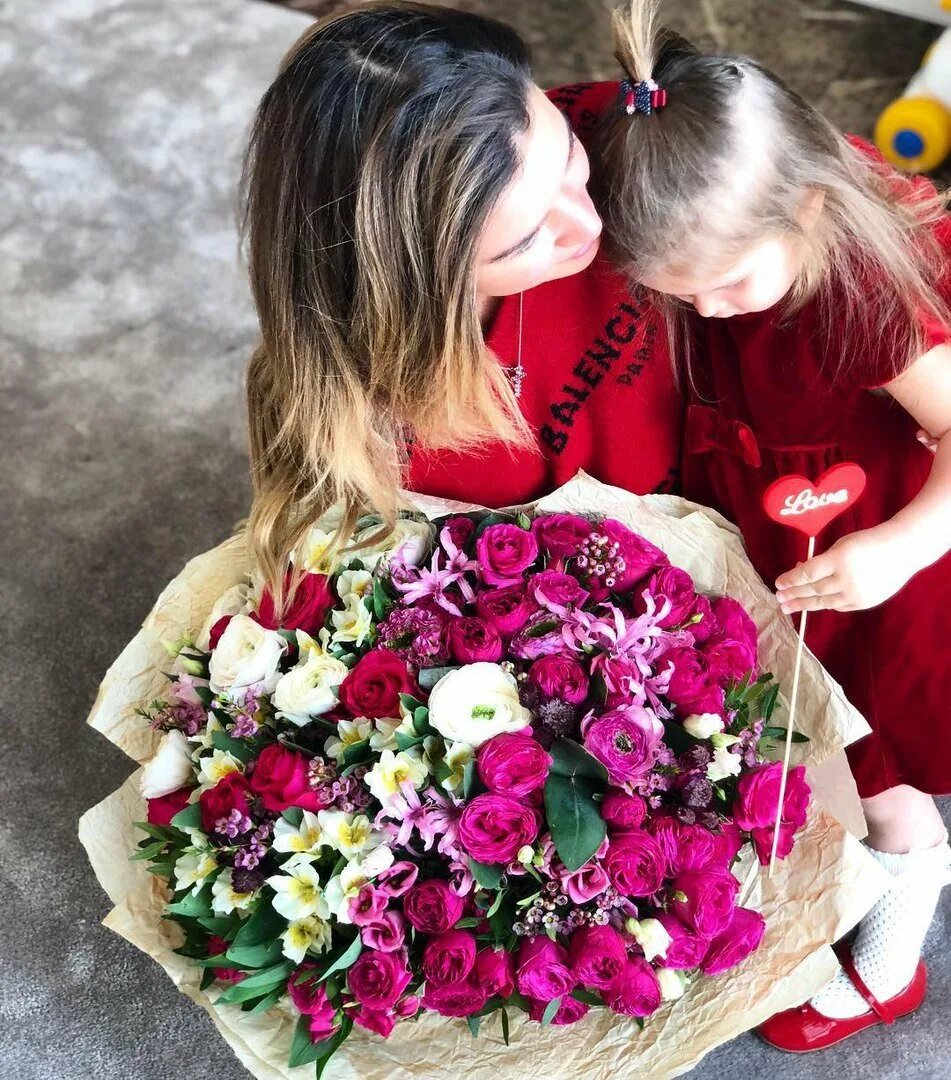 Букет цветов для мамы. Красивый букет цветов для мамы. Девочка с букетом. Мама с дочкой цветы. Видео маме цветы