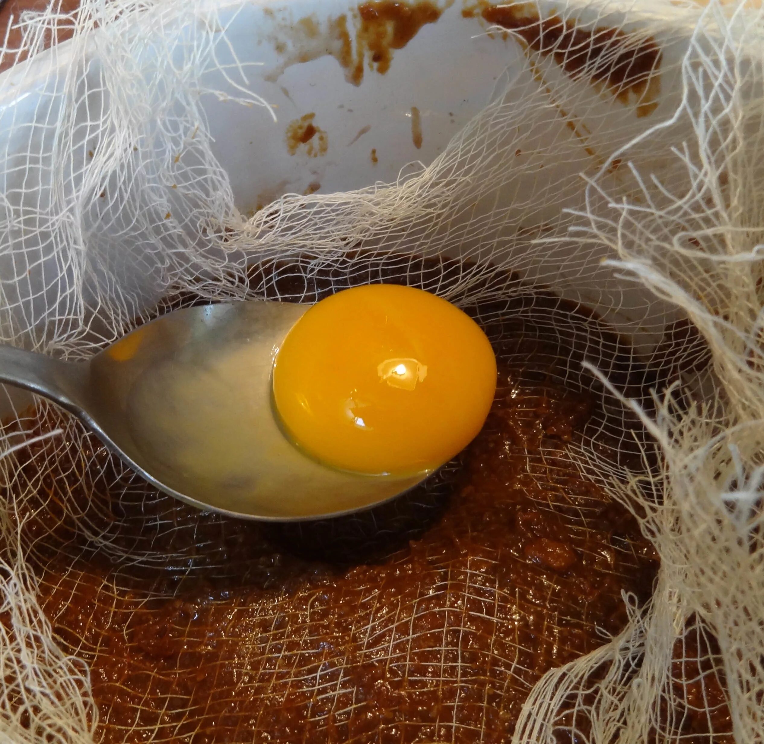 Куриное яйцо без белка. Яичный желток. Желток куриного яйца. Куриный желток. Яичные белки.