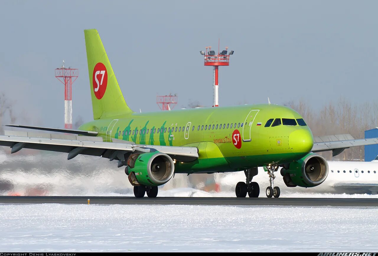 S7 горно алтайск. S7 Airlines в Горно Алтайске. Самолёт s7 Горно-Алтайск. Аэропорт Горно-Алтайск s7. Рейсы из Горно-Алтайского аэропорта.