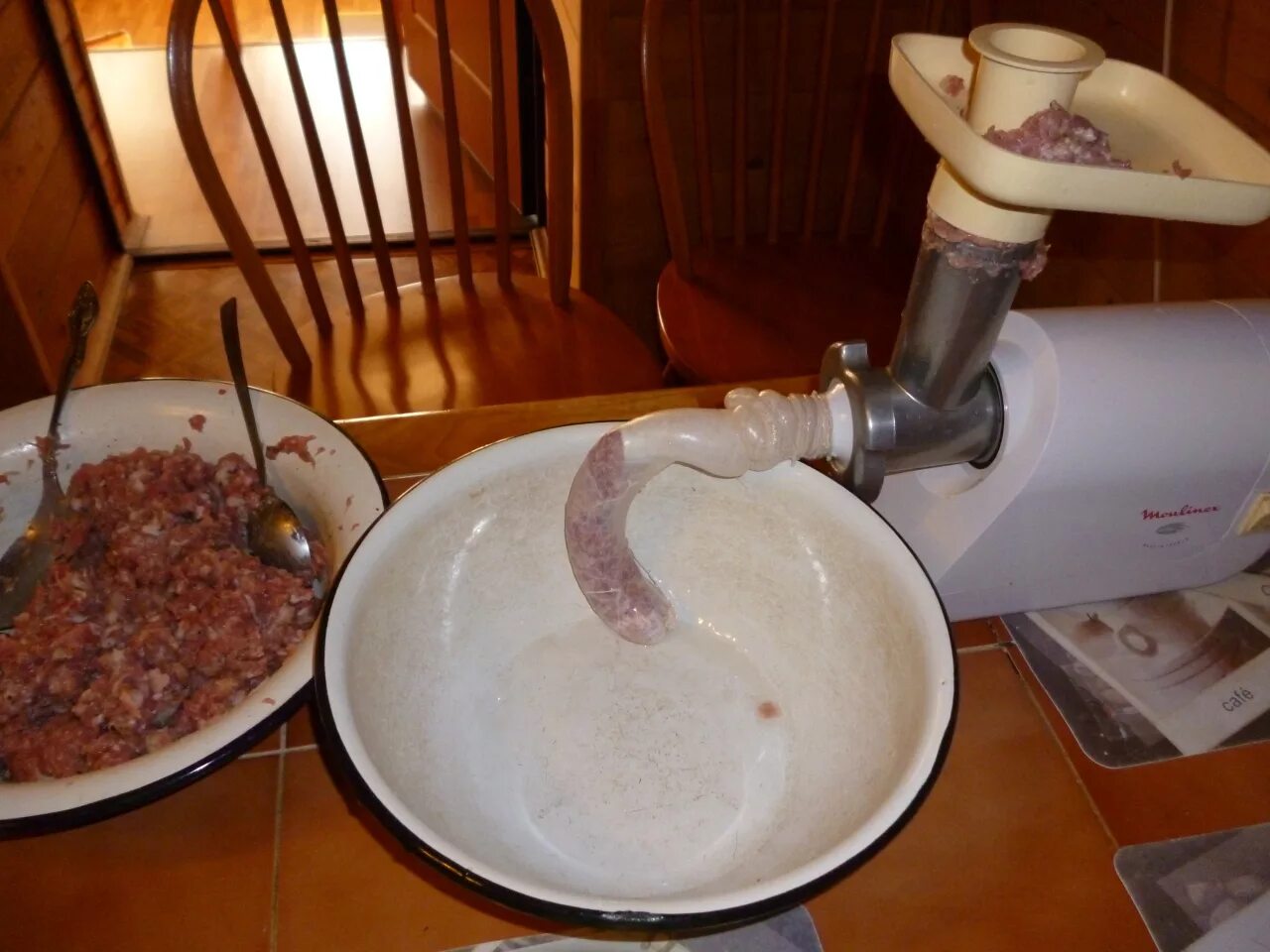 Колбаски в кишке рецепт на мясорубке. Набивка колбасы через электромясорубку. Сборка электромясорубки для домашней колбасы. Домашняя колбаса на мясорубке.