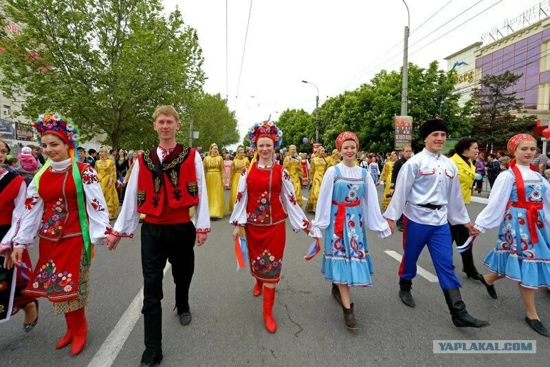 1 мая 90. Одежда на 1 мая. Первое мая костюмы. Костюм мая. Майские Наряды.