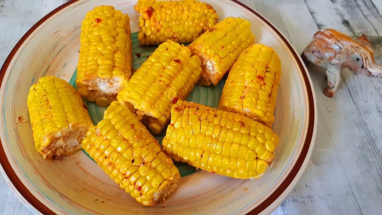 Сладкая вареная кукуруза. Вареная кукуруза в стаканчиках. Варёная кукуруза рецепт. Цвет вареной кукурузы. Кукуруза вареная в початках
