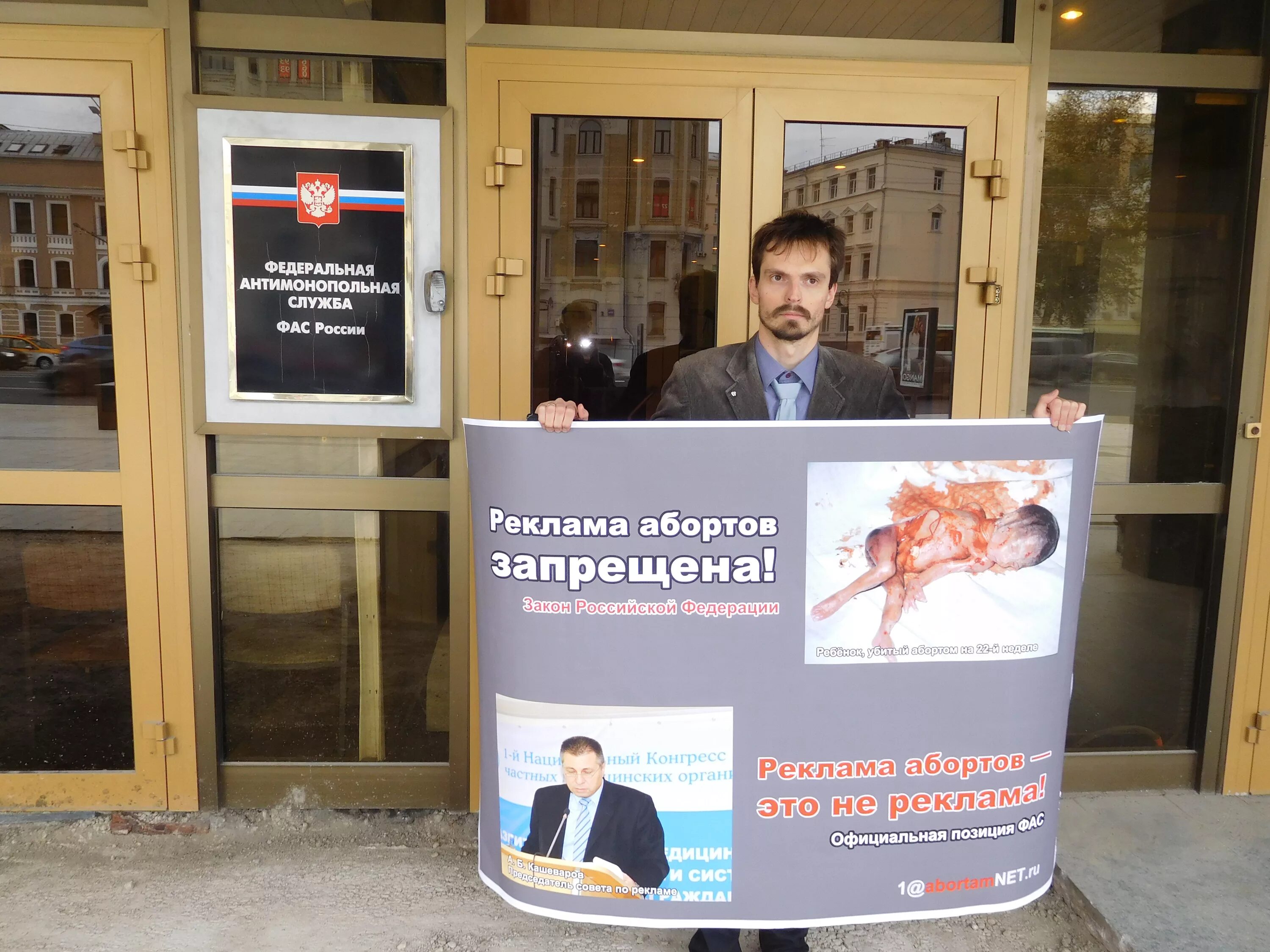 Реклама на ситибордах. Новости про рекламу. Реклама наркотиков на заборе. Что рекламирует картинка. Картинки на тему реклама.