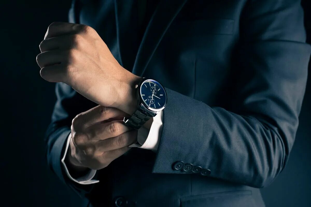Expensive work. Мужские часы на руке. Жкская рука с часами. Мужчина с часами на руке. Мужская рука с часами.
