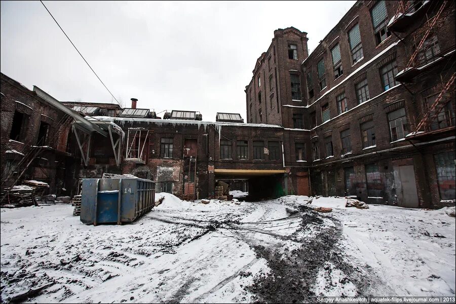 красный треугольник ростов. завод красный треугольник спб в 19 веке. красный треугольник граффити. красный треугольник на черном фоне. игра красный треугольник.