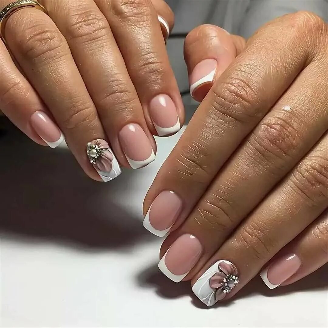 Французский маникюр на короткие ногти. Квадратные ногти. Красивый френч на ногтях. Красивый френч. Микрофренч 2021.