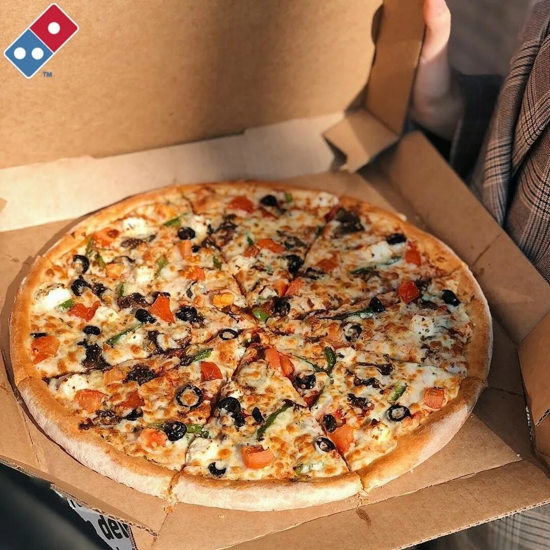 Пицца домино заказать с доставкой. "Пицца". Большая пицца. Доставка пиццы. Дешевая пицца.