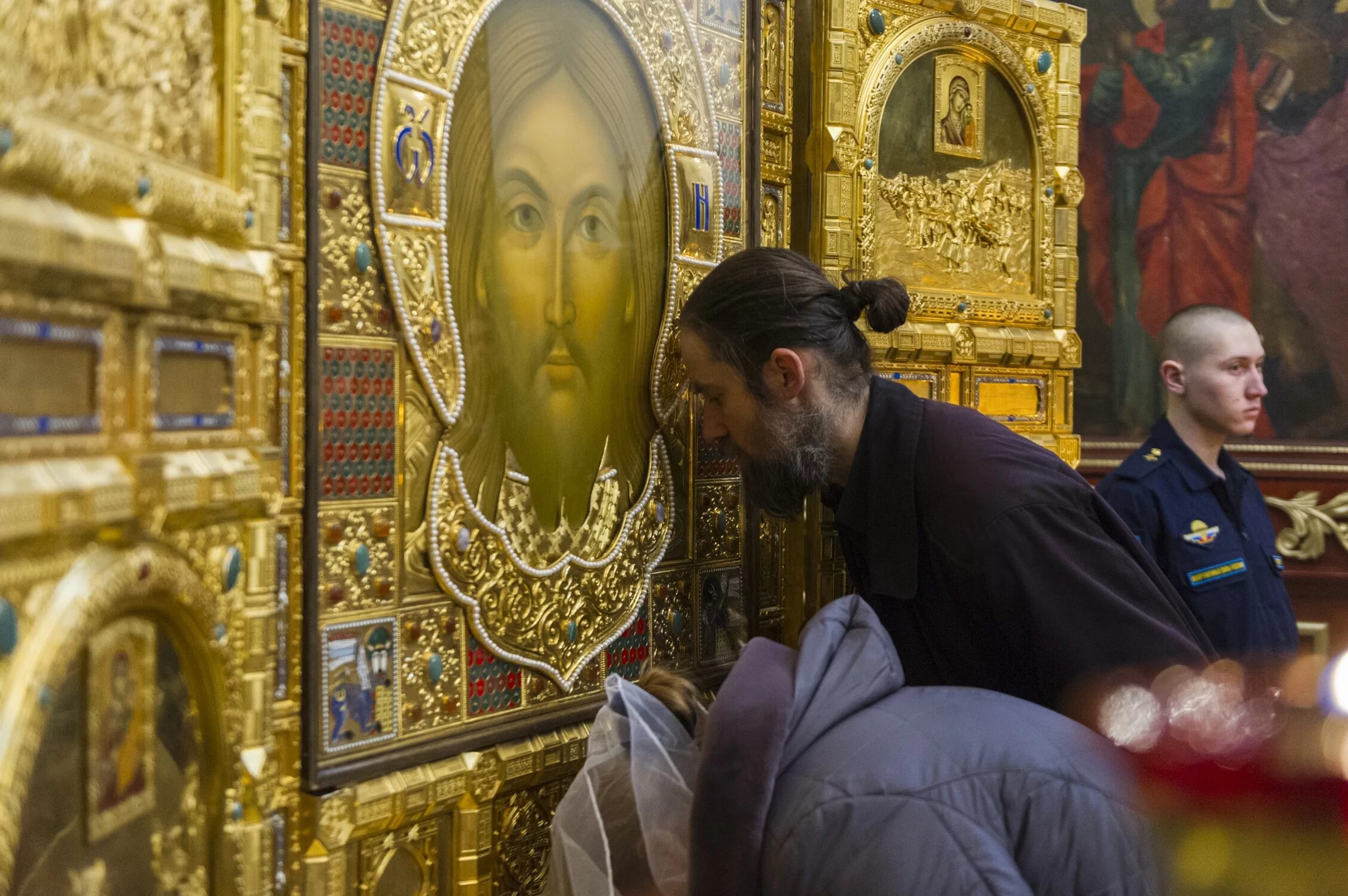 Преподобный андре́й рублев, иконописец. Отреставрировала икону. Что стало с иконами. Очко с иконой. Мироточение икон и петр 1й.