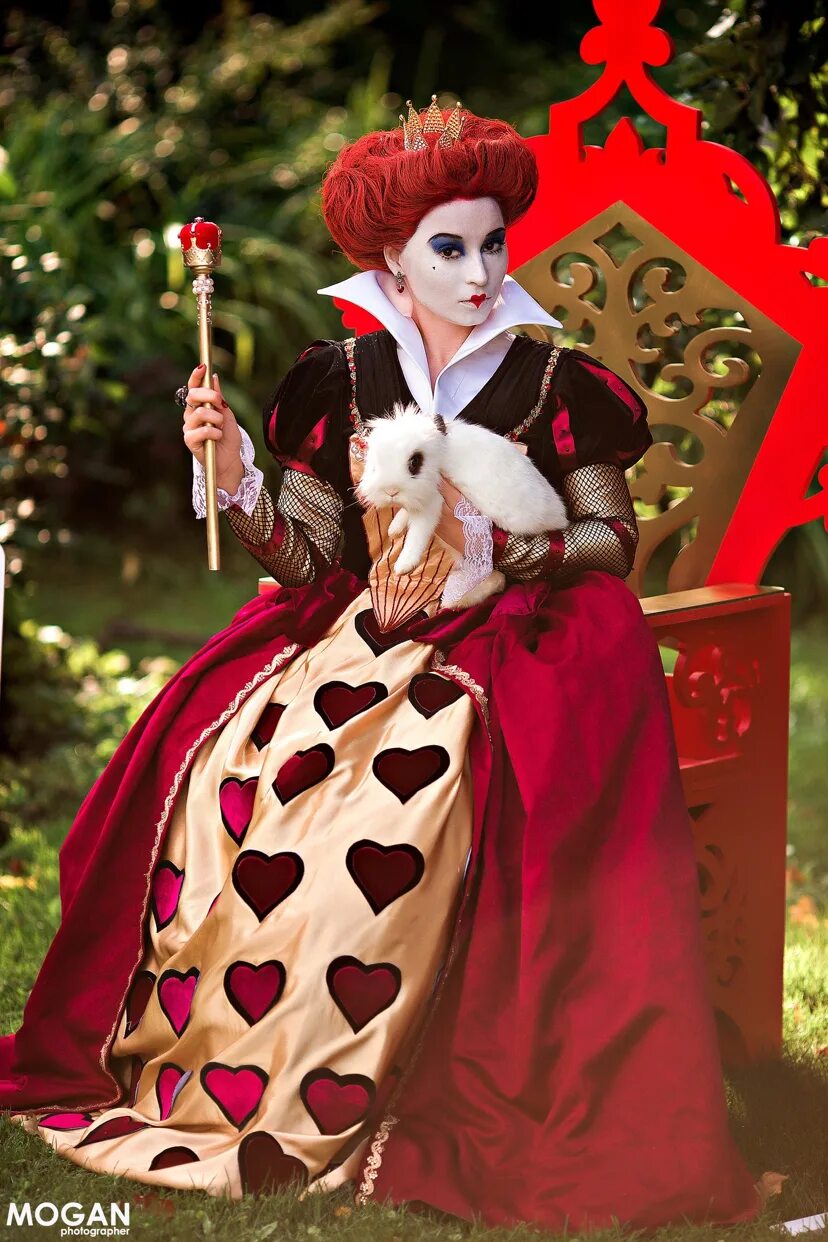 Королева червей из алисы. Ирацибета хелена бонем картер. Червонная королева из алисы. Королева червей из алисы. Королева червей из алисы.