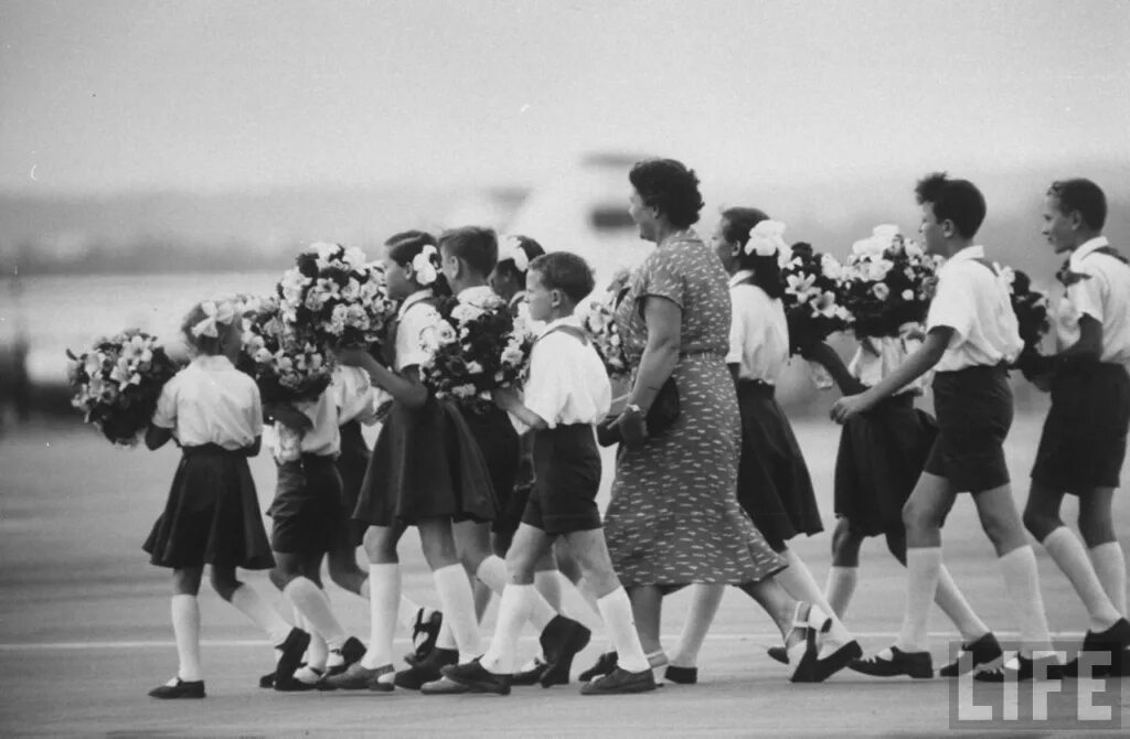 События 1959 года в ссср. Никсон в СССР 1959. Никсон в Дегтярске в 1959. Советские дети бегут. Советские дети бегут со школы.