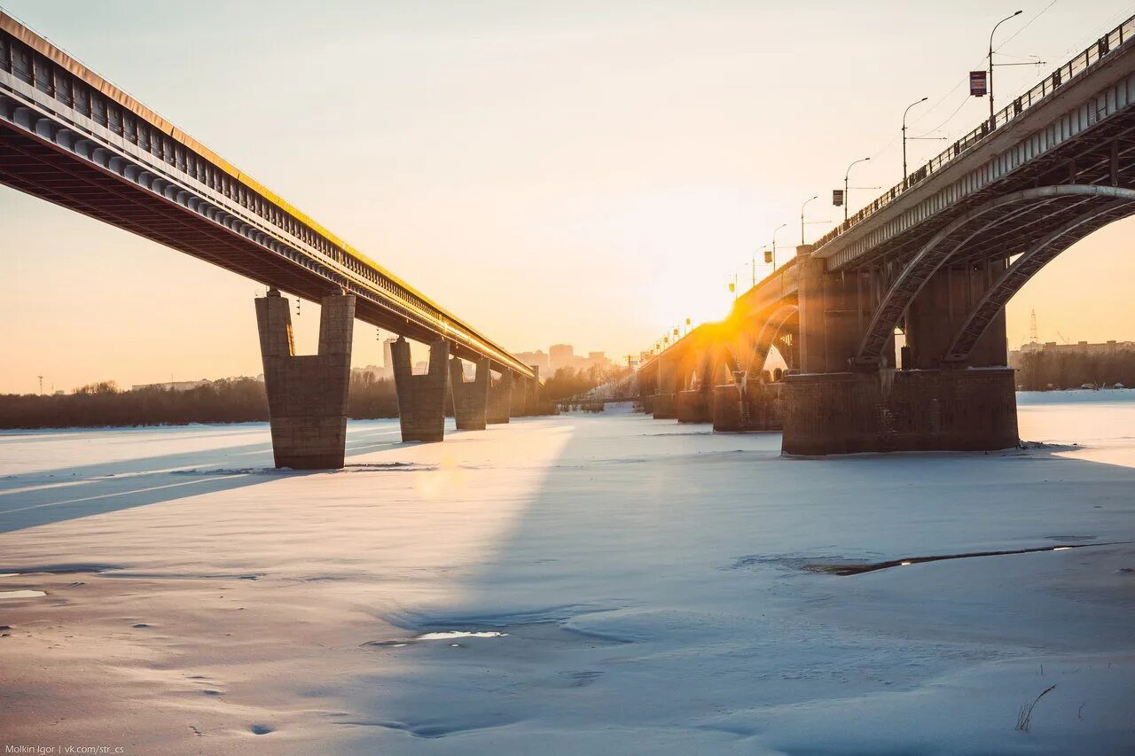 Завтра утром в новосибирске. Новосибирск утро набережная. Октябрьский мост Новосибирск 2021г. Зимняя набережная Новосибирск. Набережная Новосибирск зимой.