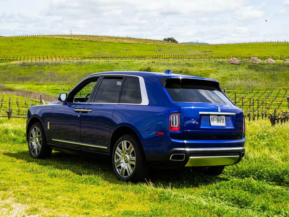 Rolls cullinan цена. Внедорожник Rolls-Royce Cullinan. Роллс Ройс Куллинан. Джип Роллс Ройс Cullinan. Роллс Ройс Куллинан джип.