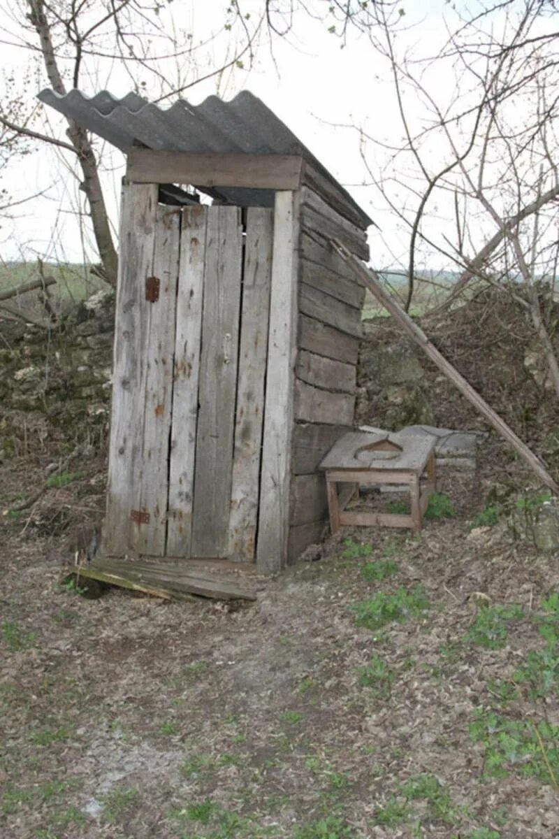 Сельский туалет сектор. Дачный туалет старый. Старый туалет на даче. Сельский туалет. Деревенский уличный туалет.