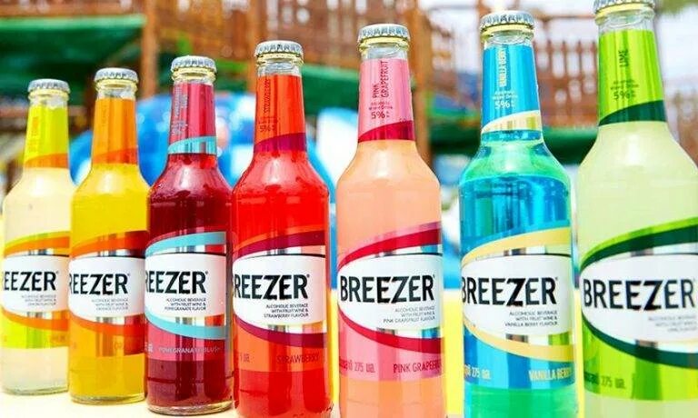 Breezer напиток слабоалкогольный. Санни Бриз слабоалкогольный напиток. Breezer коктейль. Bacardi Breezer коктейли алкоголь. Алкогольный напиток 7