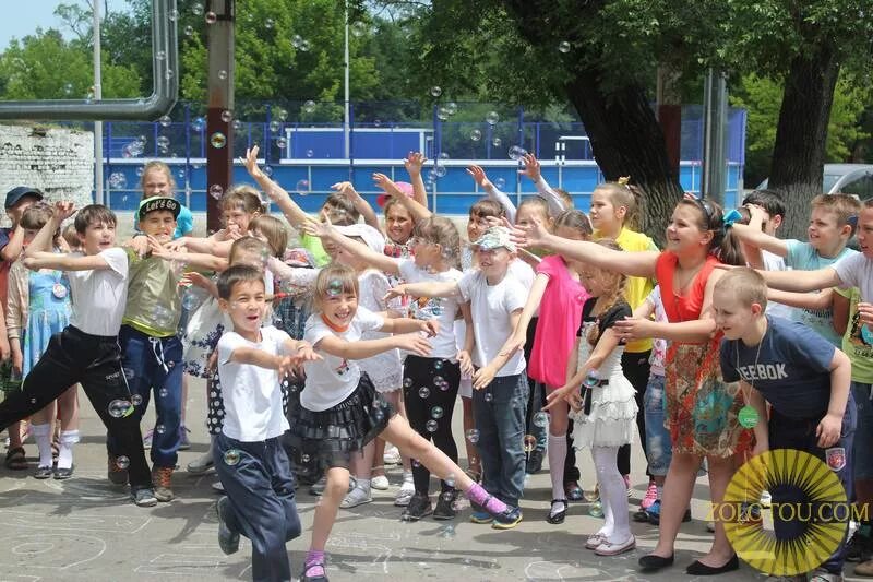 Дети в пришкольном лагере. Пришкольный лагерь. Закрытие смены в пришкольном лагере. Летний лагерь смена. Летний лагерь 1 смена