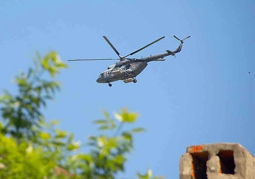 Почему сейчас летают вертолеты. Военные вертолеты в Шебекино. Военные вертолеты над Брянском. Вертолет летает низко. Военный вертолет над орлом.