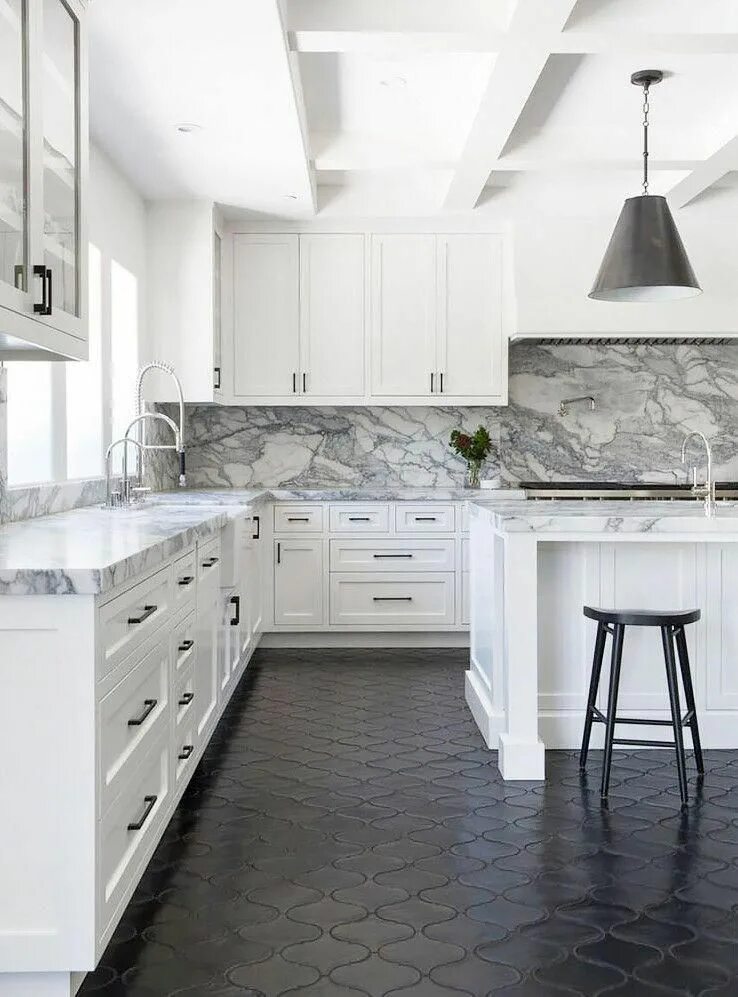 Столешница 8055/sl brazilian marble. Calacatta плитка atem. Мрамор арабескато. Кухня белая с мраморной столешницей и фартуком. Бежевая кухня с мраморной столешницей.
