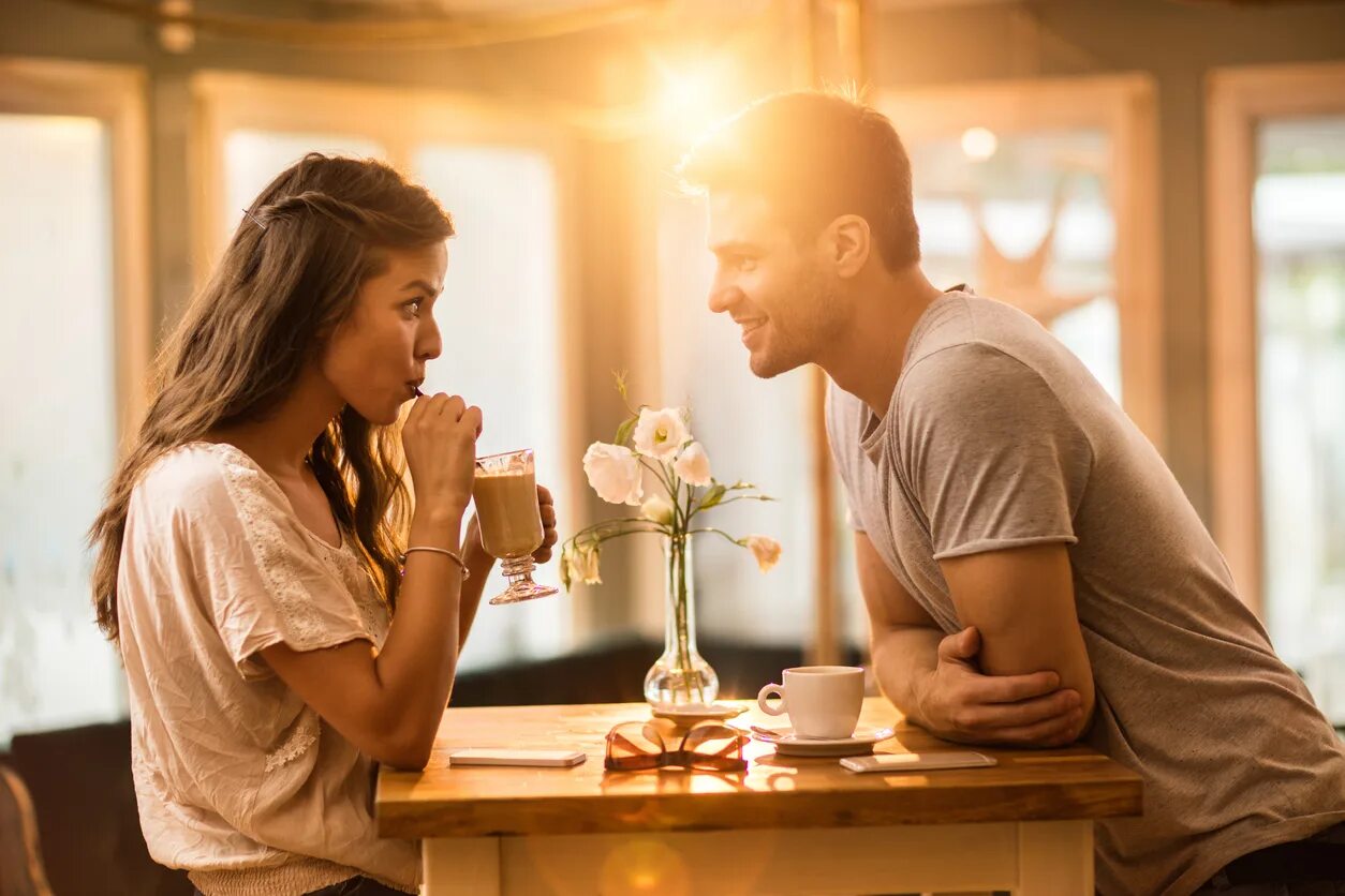 Is a young man woman. Парень и девушка в кафе. Мужчина и женщина на свидании. Разговор мужчины и женщины. Встреча мужчины и женщины.