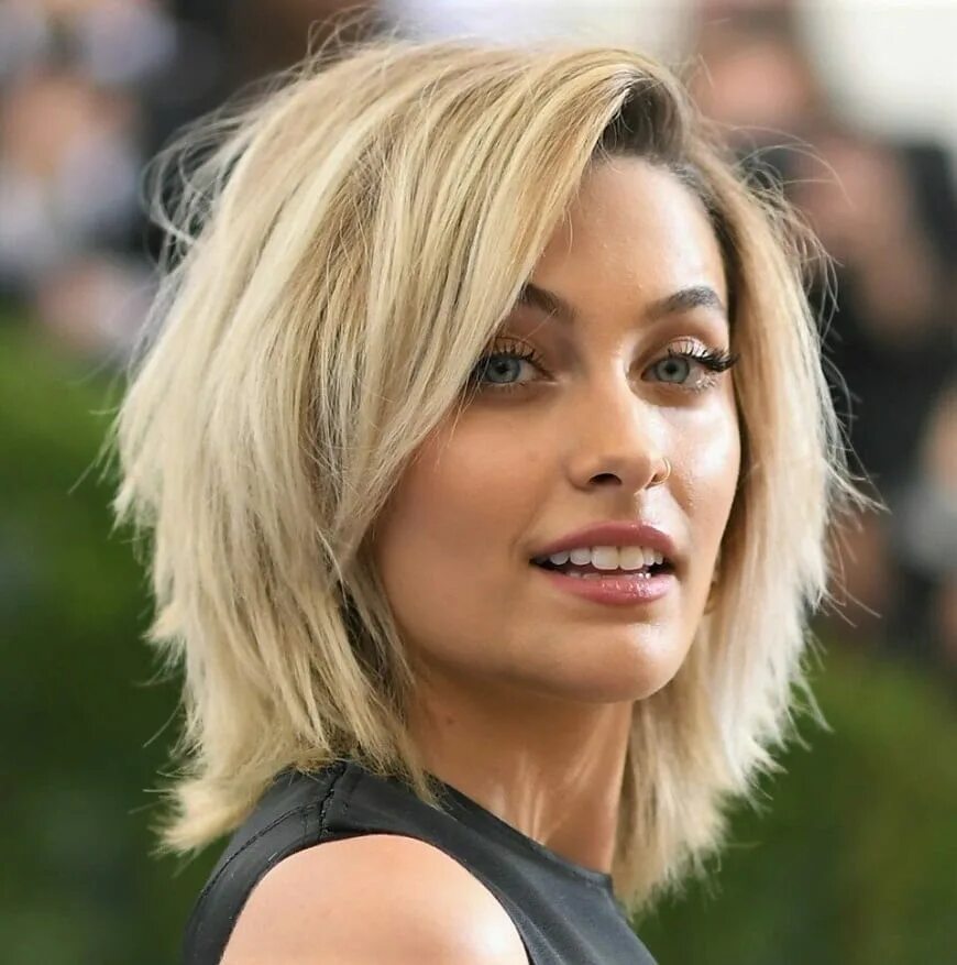 Стрижки на среднюю длину без укладки. Стрижки на среднюю длину без укладки. Шарлиз террон каре длинное. Пэрис джексон стрижка шегги. Стрижка шэг.