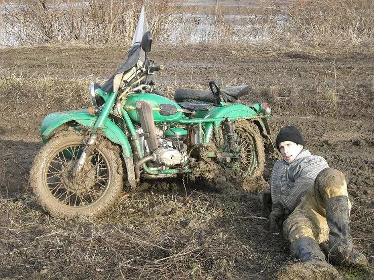 Весел урал. Урал колхозник мотоцикл. Мотоцикл Урал в деревне. Мотоцикл Урал разваленный. Полноприводный мотоцикл Урал.