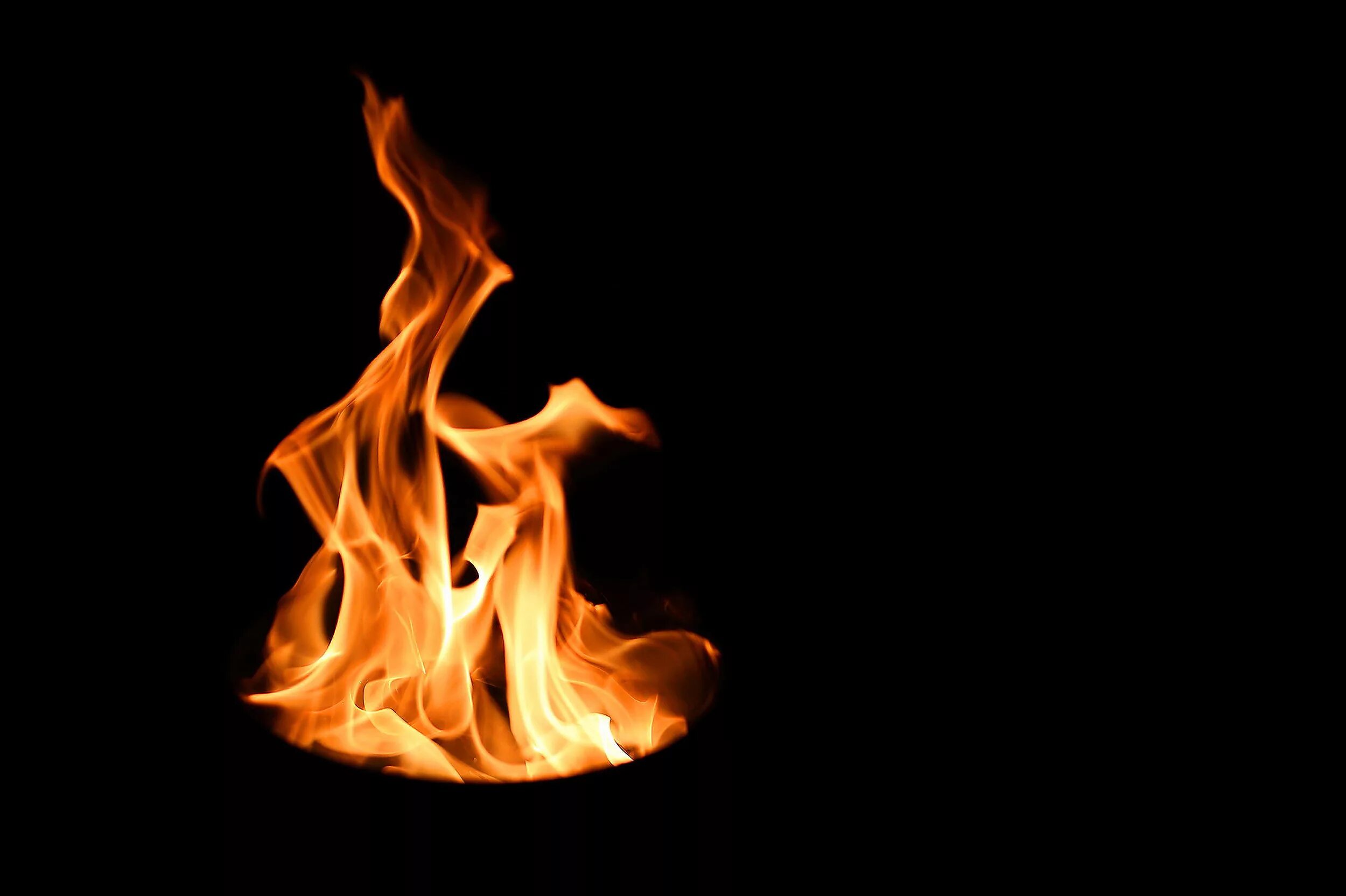 Chama da. В пламени свечи. Окрашивание пламени. Chama da. Пламя на белом фоне.