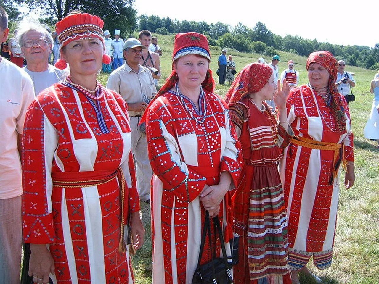 Языки финно угорских народов. Мордовия мордва Мокша. Эрзяне и Мокшане. Народ мордвы Мокша и эрзя. Народы Мордовии Мокша эрзя.