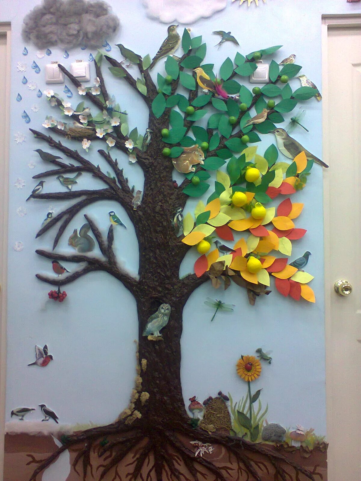 Поделки в садик деревья. Дерево на стене в детском саду. Поделка дерево. Дерево декорация для детского сада. Объемное дерево на стене в детском саду.