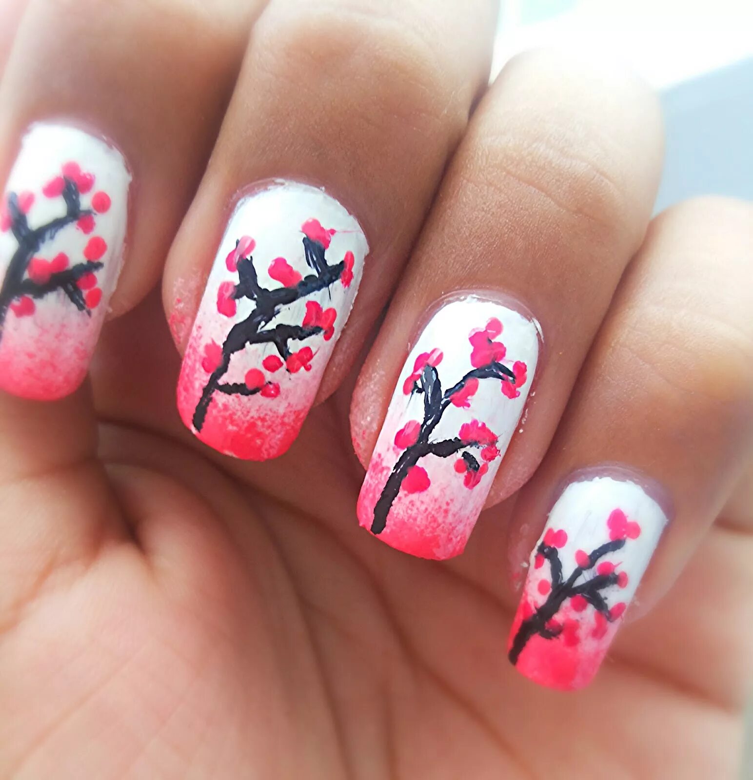 Маникюр с рисунком. Ногти в японском стиле. Ветка Сакуры на ногтях.