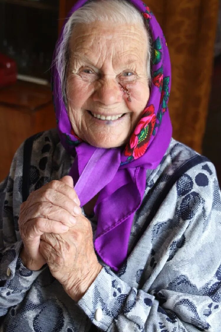 улыбка старого человека. сон бабушка улыбается. анти эйдж стоматология. лицо колоритного пожилого человека. сон бабушка улыбается.