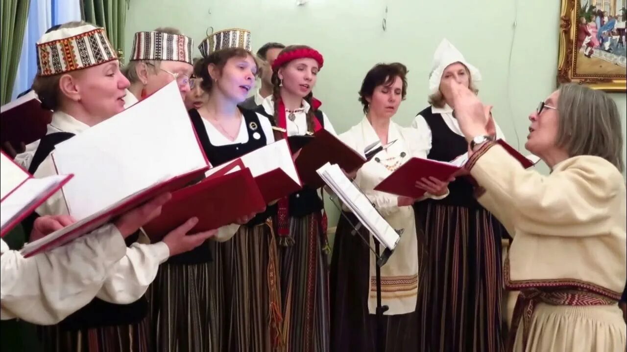 Фолк певица девис. Народные танцы прибалтики латышские. Песня латышка. Латышская песня по сольфеджио. Жена латышка мем.