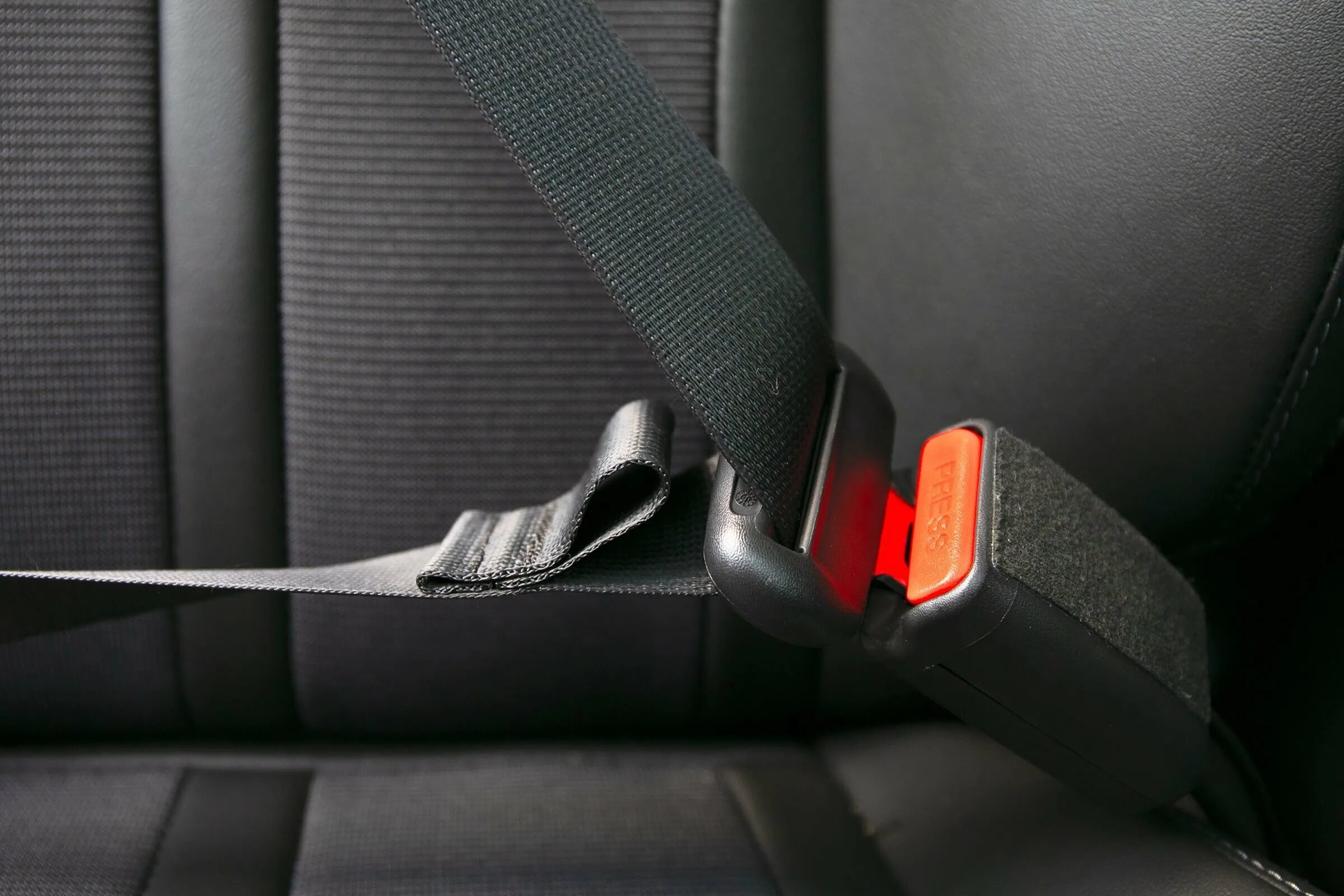 Ремнями безопасности должны быть оборудованы. Seat Belt. Ремень безопасности для автомобиля. Инерционные ремни безопасности. Светлые ремни безопасности.