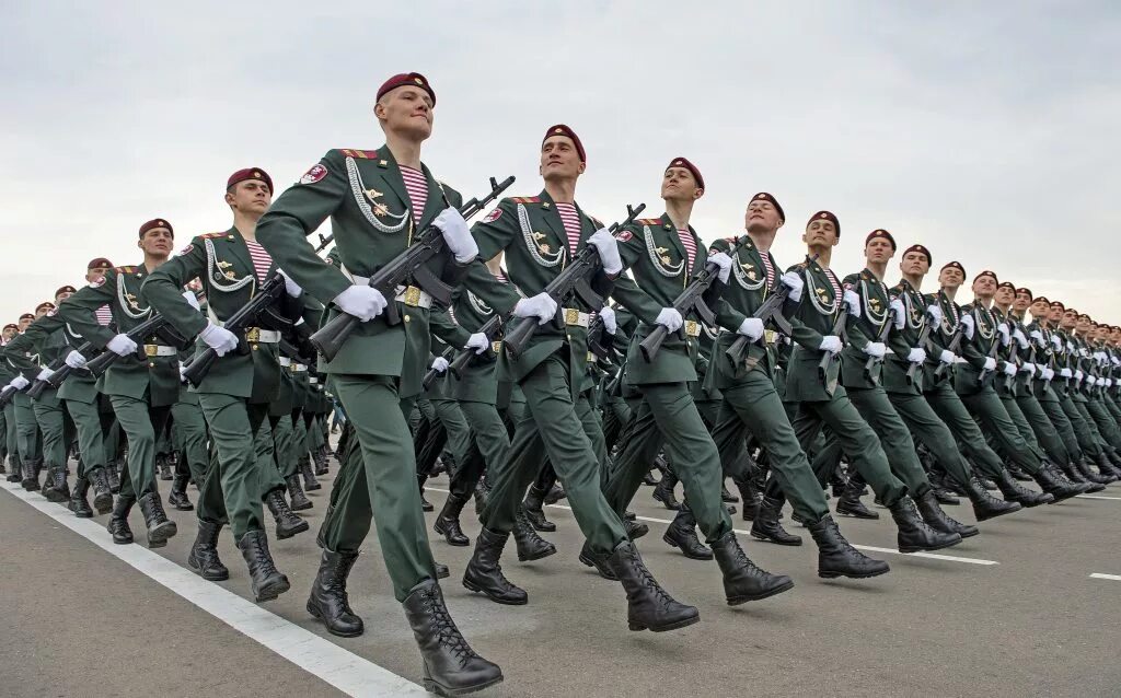 Военный парад. Солдаты маршируют. Строй солдат. Солдаты на параде.