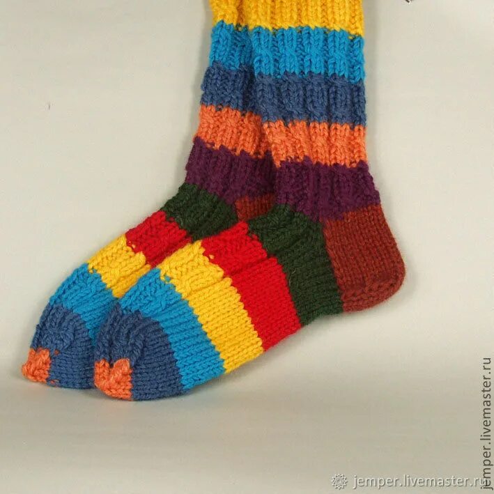 Купить носки на авито. Разноцветные вязаные носки. Полосатые вязаные носки. Вязаные носки в полоску. Шерстяные носки разноцветные.